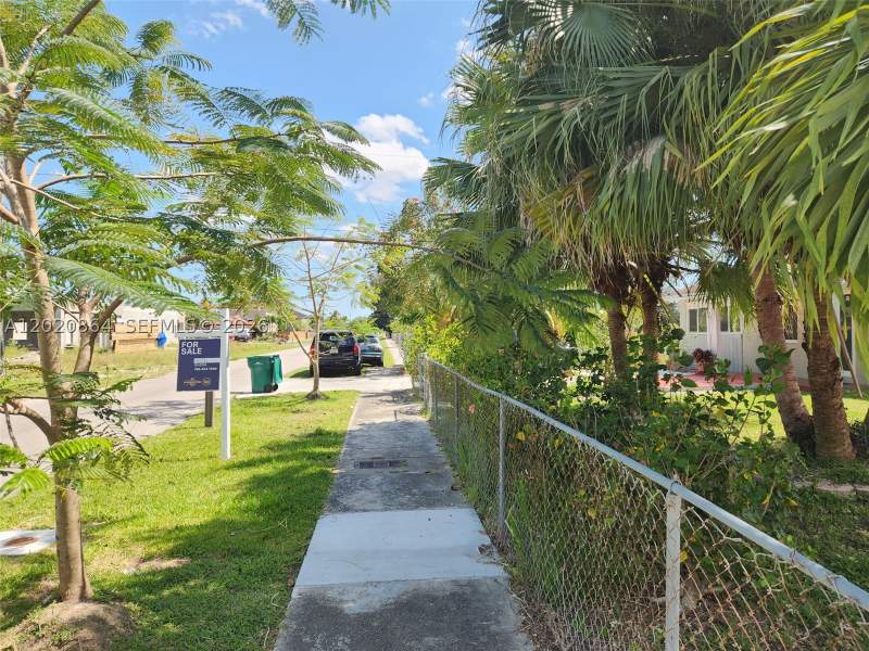 4 bedroom SingleFamilyResidence at 496 SW 9th Ave, H Brookers Sub, Florida City — photo 5