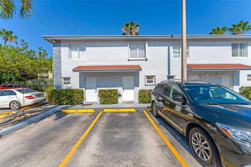 2 bedroom Condominium at 8025 NW 8th St 13, Las Villas De Fountainble, Miami — photo 2