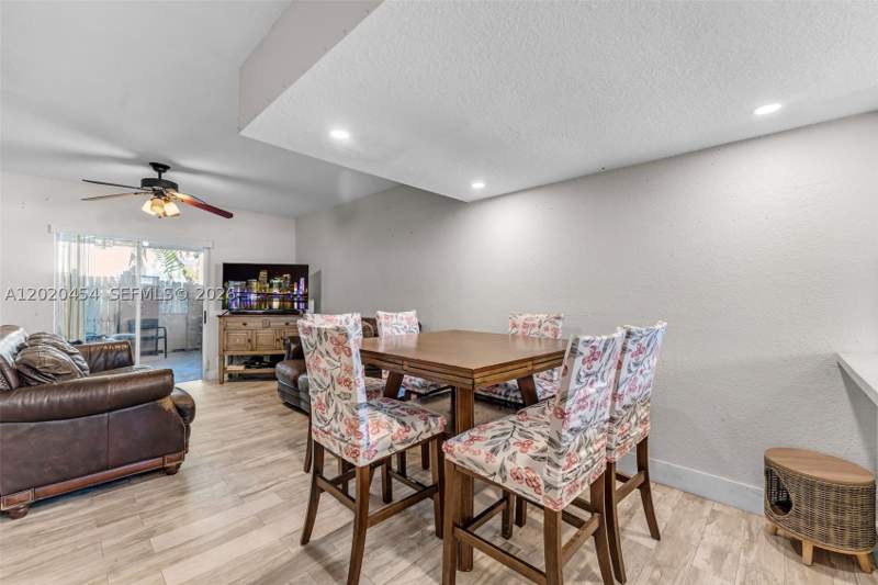 2 bedroom Condominium at 8025 NW 8th St 13, Las Villas De Fountainble, Miami — photo 5
