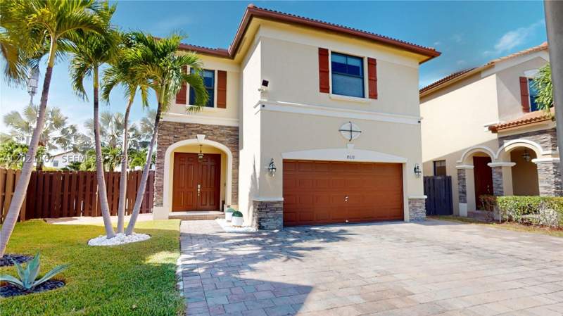 4 bedroom SingleFamilyResidence at 8610 NW 101st Pl, Isles At Grand Bay, Doral — photo 4