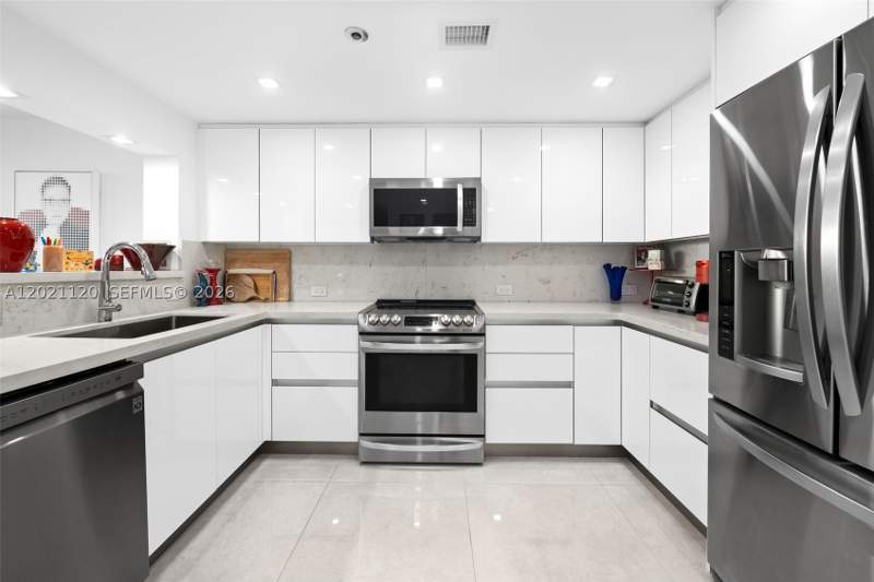 2 bedroom Condominium at 2555 Collins Ave 1106, Club Atlantis Condo, Miami Beach — photo 4