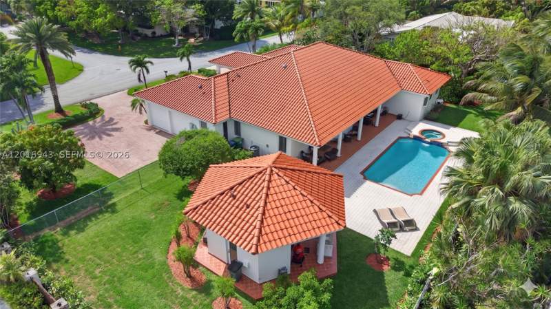 4 bedroom SingleFamilyResidence at 18461 SW 83rd Ave, Old Cutler Grove, Cutler Bay — photo 2