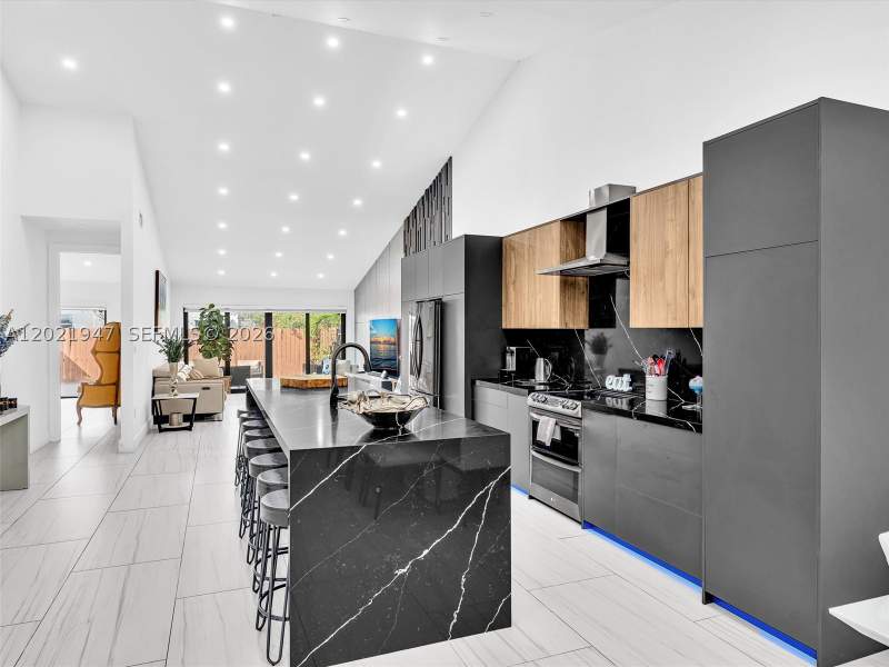 2 bedroom Villa at 500 NE 199th Ter 7J, Sandpiper At Calif Club C, Miami — photo 5