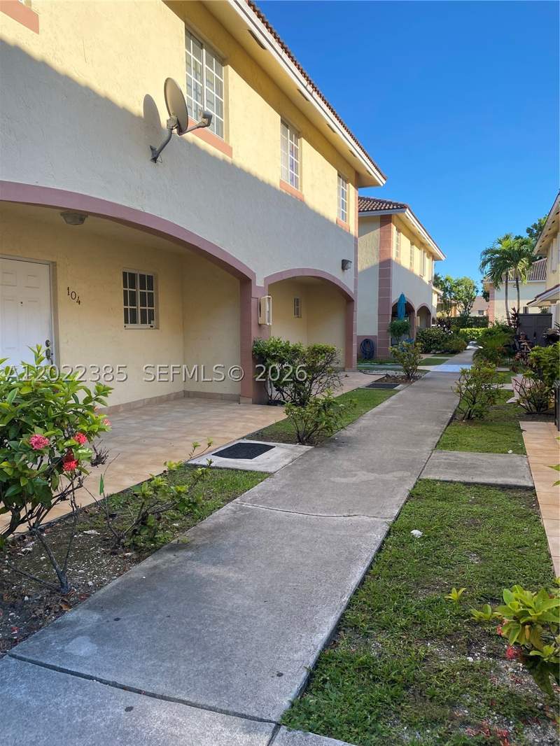 3 bedroom Townhouse at 6763 NW 182nd St 105, Marquis Villas I Condo, Hialeah — photo 2