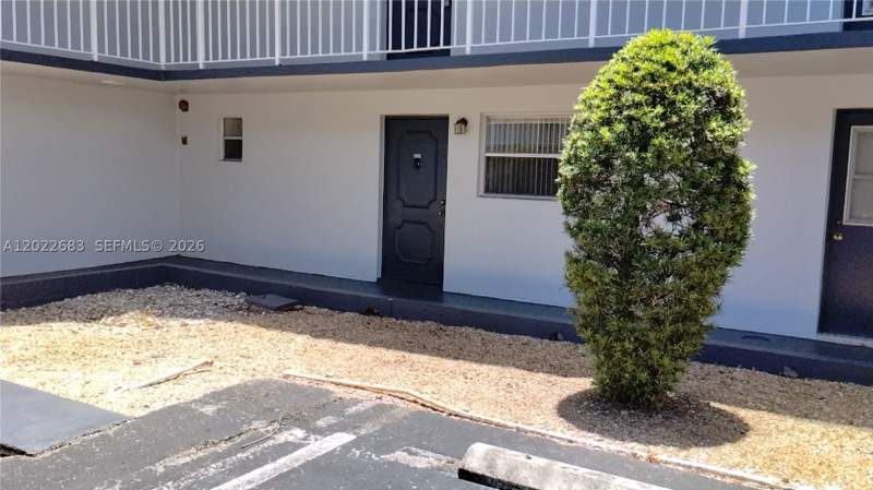 2 bedroom Condominium at 447 NE 195th St 117, Royal Oaks Condo, Miami — photo 2