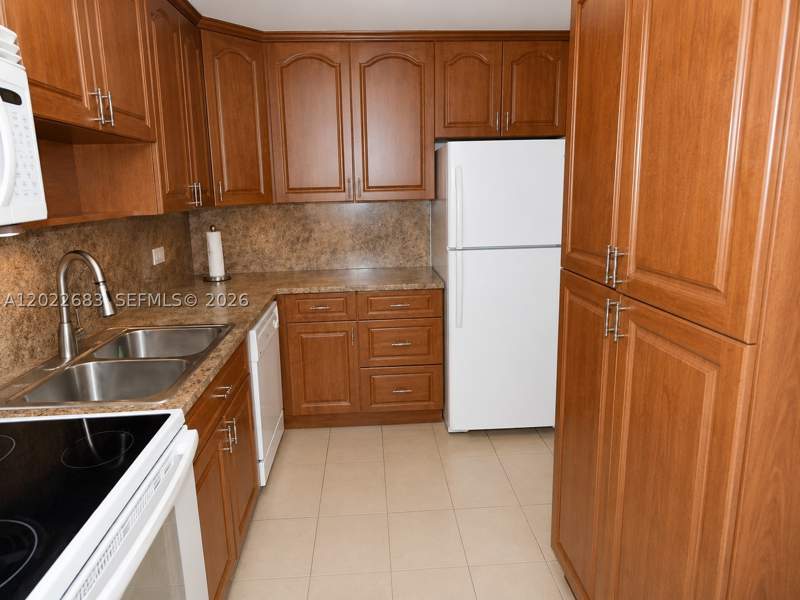 2 bedroom Condominium at 447 NE 195th St 117, Royal Oaks Condo, Miami — photo 4