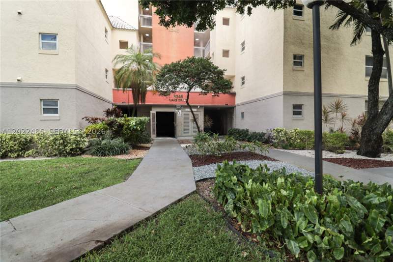 1 bedroom Condominium at 8245 Lake Dr 308, Las Vistas At Doral Condo, Doral — photo 2
