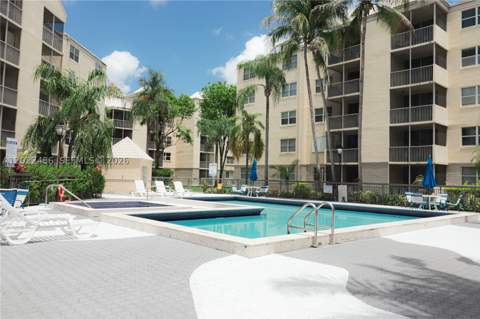 8245 Lake Dr 308, Doral FL - photo 7 of 25