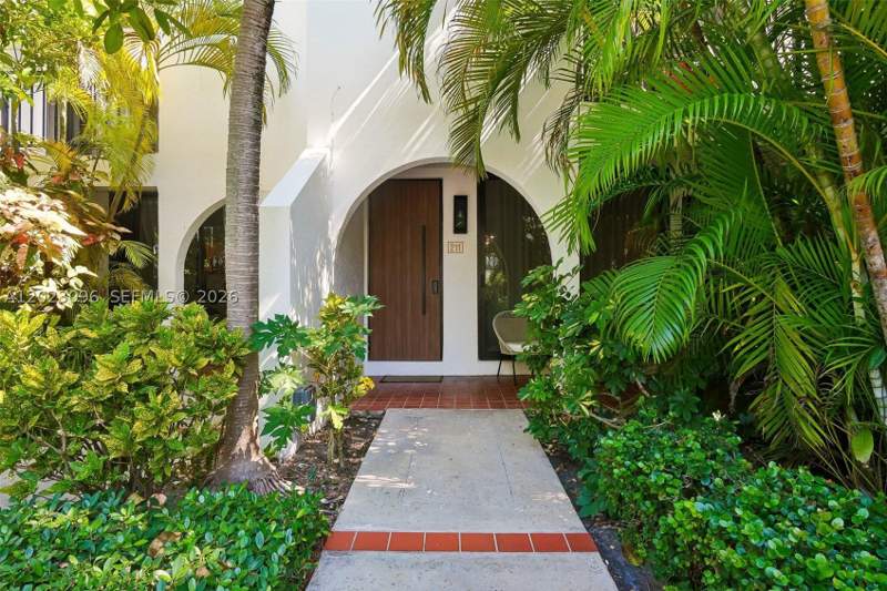 2 bedroom Townhouse at 425 Grapetree Dr 211, Grapetree Townhouse Condo, Key Biscayne — photo 2