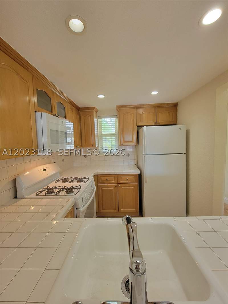 1 bedroom Condominium at 6707 N Kendall Dr 107, Villas Of Pinecrest Condo, Pinecrest — photo 3
