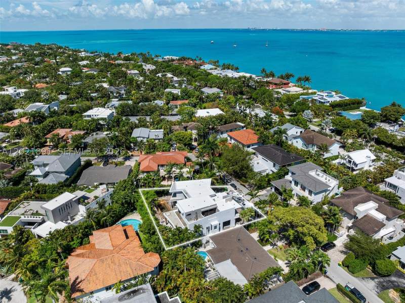 6 bedroom SingleFamilyResidence at 238 Buttonwood Dr, Tropical Isle Homes Sub 4, Key Biscayne — photo 2