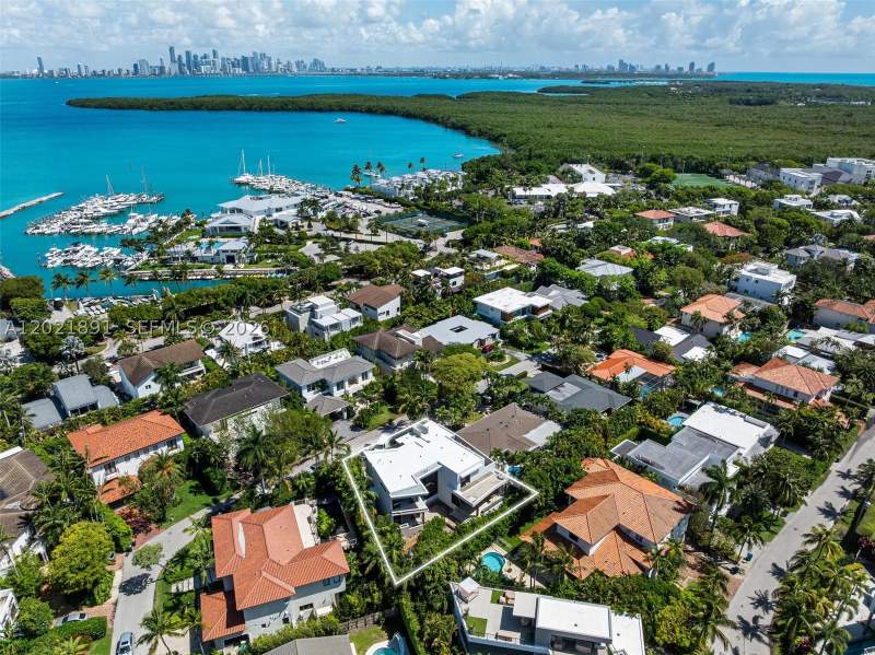 6 bedroom SingleFamilyResidence at 238 Buttonwood Dr, Tropical Isle Homes Sub 4, Key Biscayne — photo 3