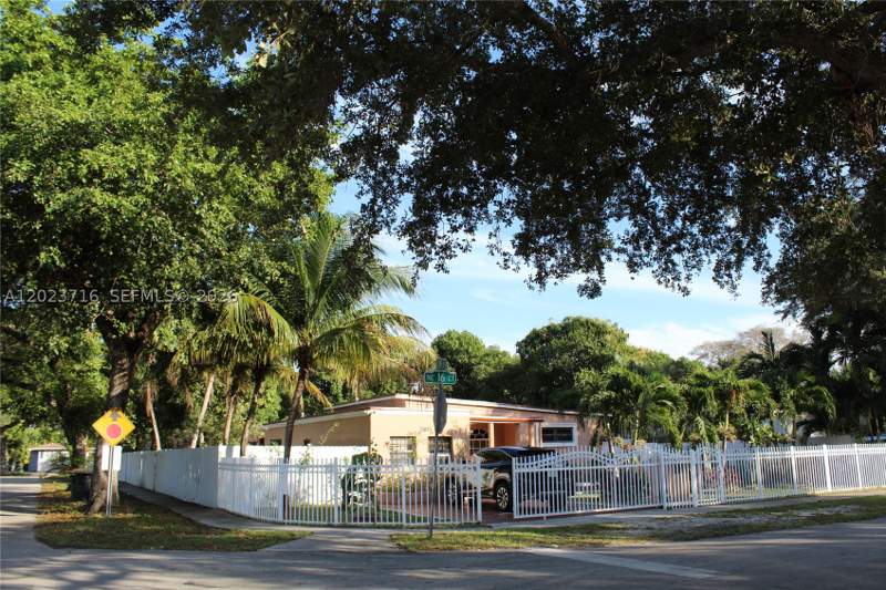 4 bedroom SingleFamilyResidence at 13875 NE 16th Ct, Archwood-Amd Plat, North Miami — photo 2