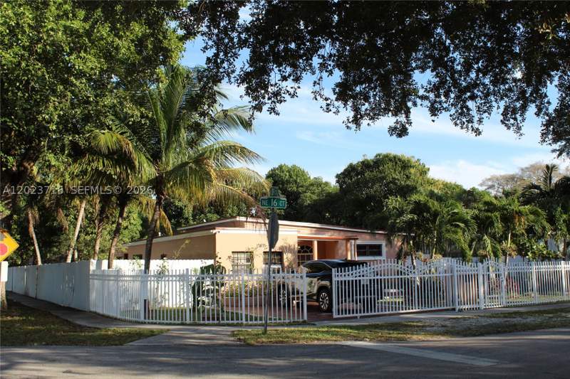 4 bedroom SingleFamilyResidence at 13875 NE 16th Ct, Archwood-Amd Plat, North Miami — photo 3