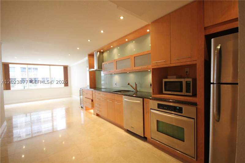 1 bedroom Townhouse at 5401 Collins Ave 339, The Carriage House, Miami Beach — photo 5