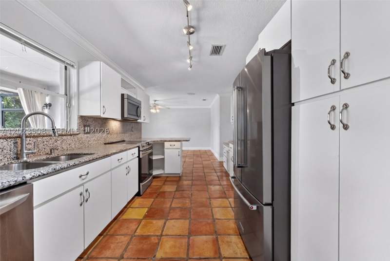 4 bedroom SingleFamilyResidence at 14001 SW 108th St, Caravel Country, Miami — photo 5