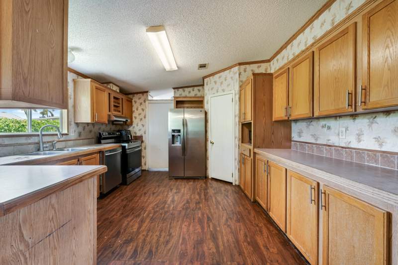 4 bedroom MobileHome at 220 NE 12th Avenue 44, Cocowalk Estates, Homestead — photo 4
