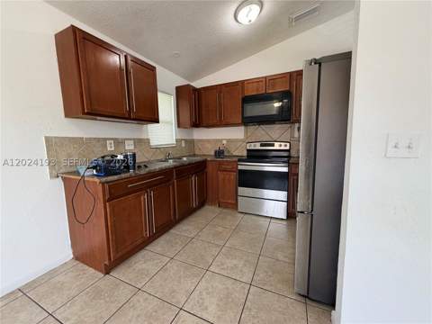408 NW 12th St, Florida City FL - photo 7 of 20