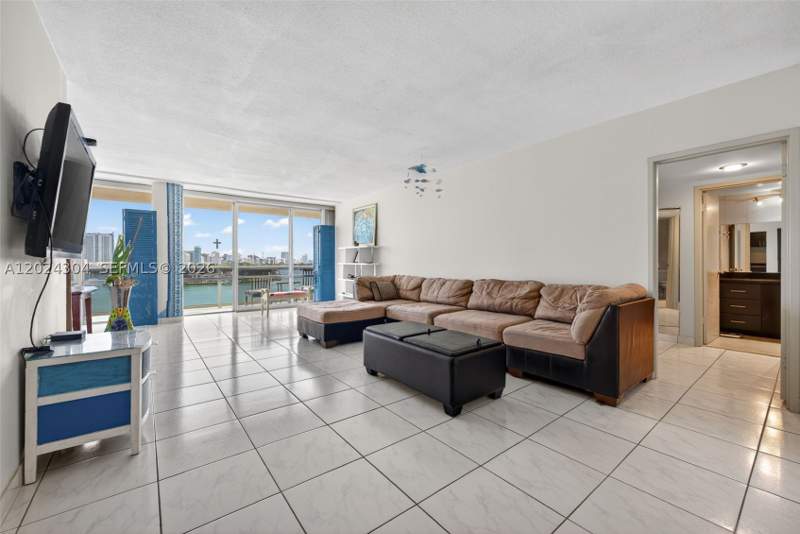 1 bedroom Condominium at 900 Bay Dr 606, King Cole Condo, Miami Beach — photo 4