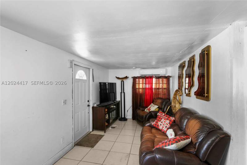 5 bedroom MobileHome at 827 SW 128 Ave, University Lakes Plaza, Miami — photo 2