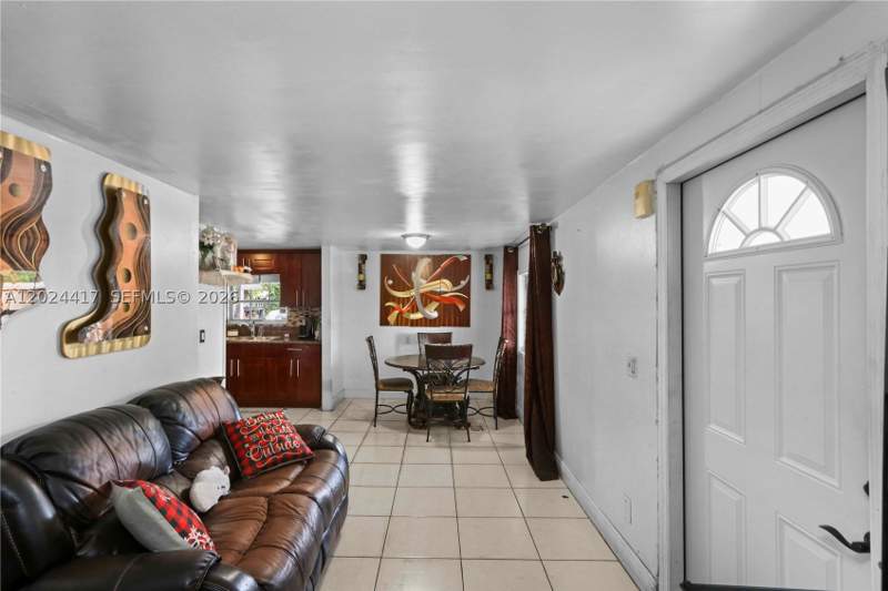 5 bedroom MobileHome at 827 SW 128 Ave, University Lakes Plaza, Miami — photo 3