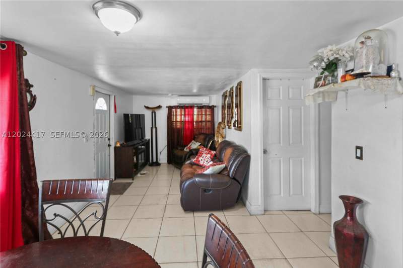 5 bedroom MobileHome at 827 SW 128 Ave, University Lakes Plaza, Miami — photo 4