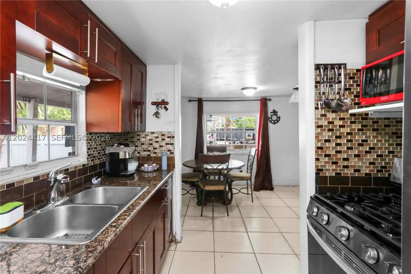 5 bedroom MobileHome at 827 SW 128 Ave, University Lakes Plaza, Miami — photo 5