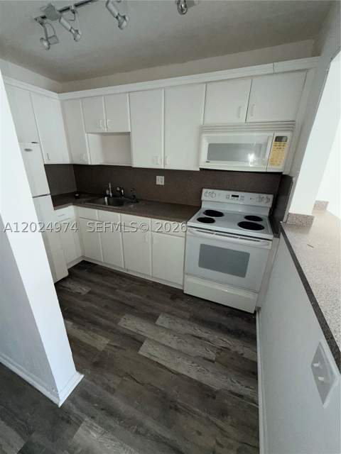 1470 NE 125th Ter 605, North Miami FL - photo 7 of 16
