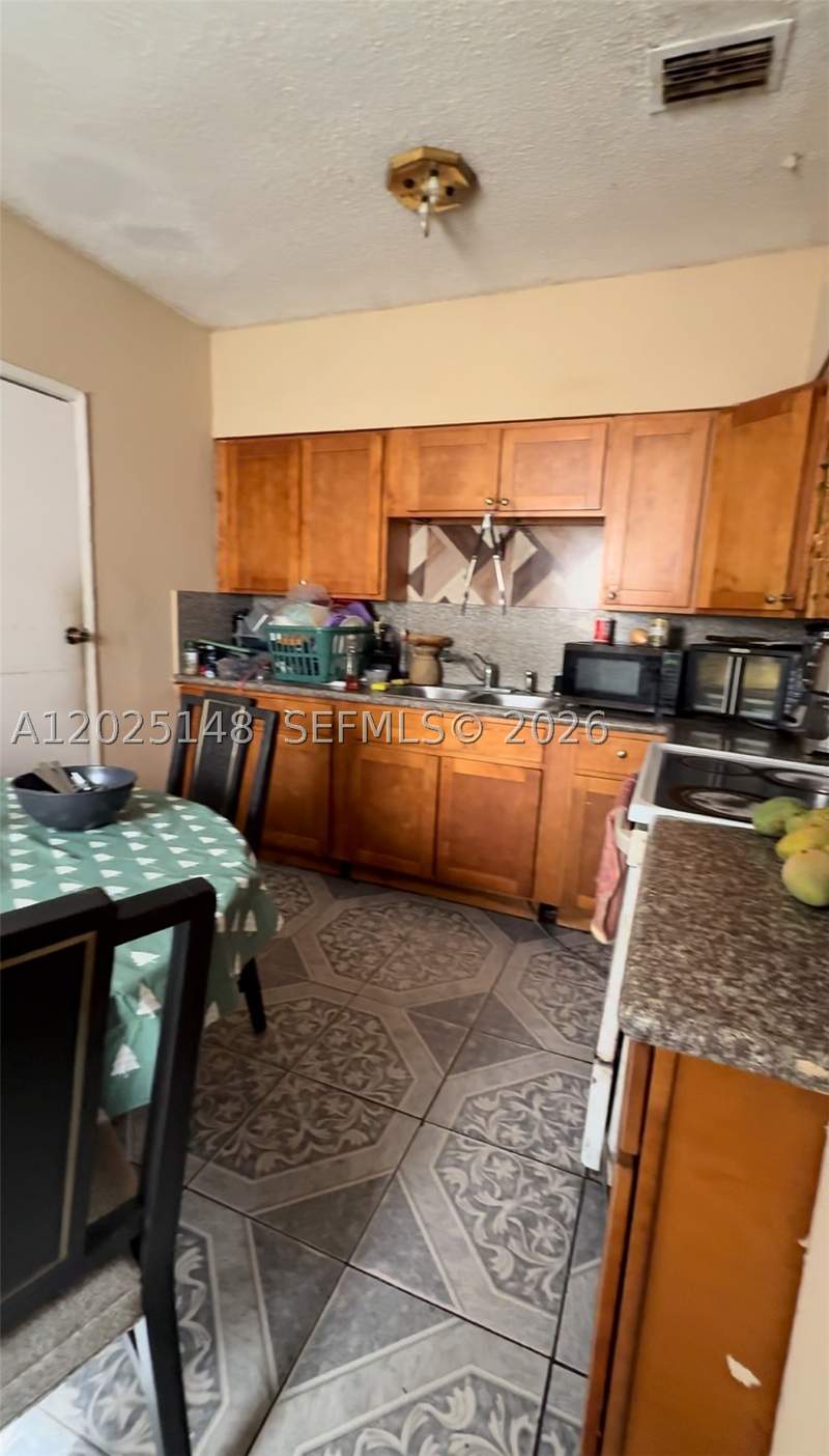 4 bedroom SingleFamilyResidence at 110 NW 52nd St, Railway Shops Addn 2nd Am, Miami — photo 4