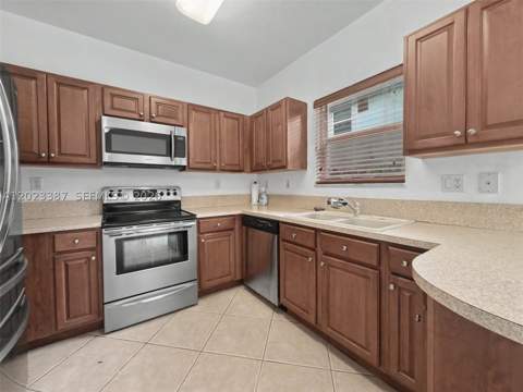 9267 SW 220th Ter, Cutler Bay FL - photo 13 of 39