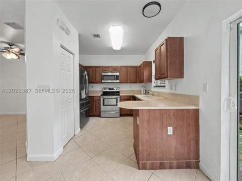 9267 SW 220th Ter, Cutler Bay FL - photo 15 of 39
