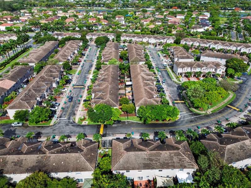 3 bedroom Townhouse at 9267 SW 220th Ter, Lakes By The Bay Cee, Cutler Bay — photo 3