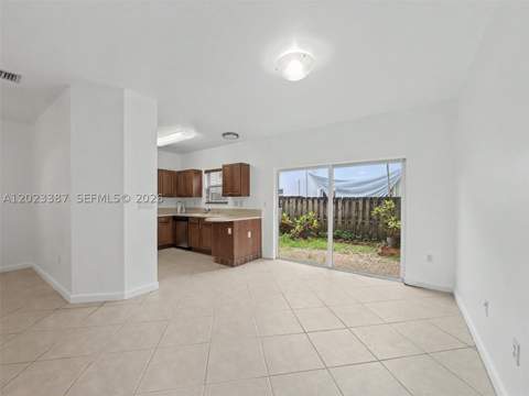 9267 SW 220th Ter, Cutler Bay FL - photo 8 of 39