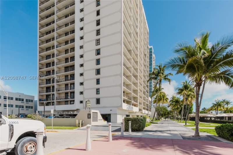 1 bedroom Condominium at 2625 Collins Ave 803, Oceanfront Plaza Condo, Miami Beach — photo 3