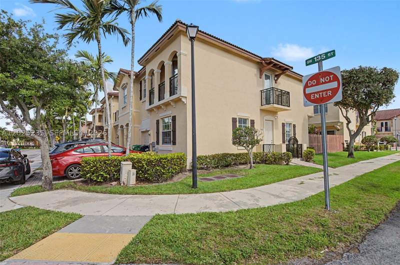 4 bedroom Townhouse at 12853 SW 135th St, Courts At Tuscany, Miami — photo 2