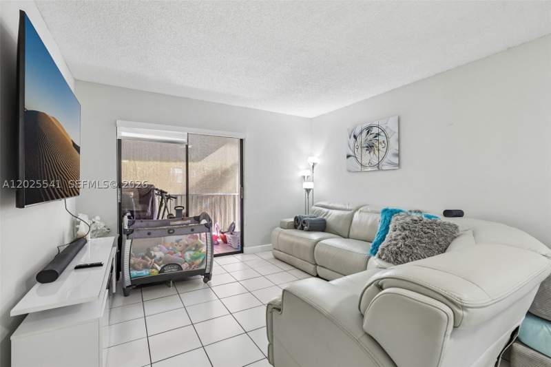 2 bedroom Condominium at 6041 W 24th Ave B-103, Villamore Condo, Hialeah — photo 5