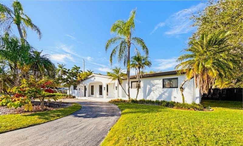 5 bedroom SingleFamilyResidence at 8695 SW 110th St, Gallo-Wood Estates, Miami — photo 2