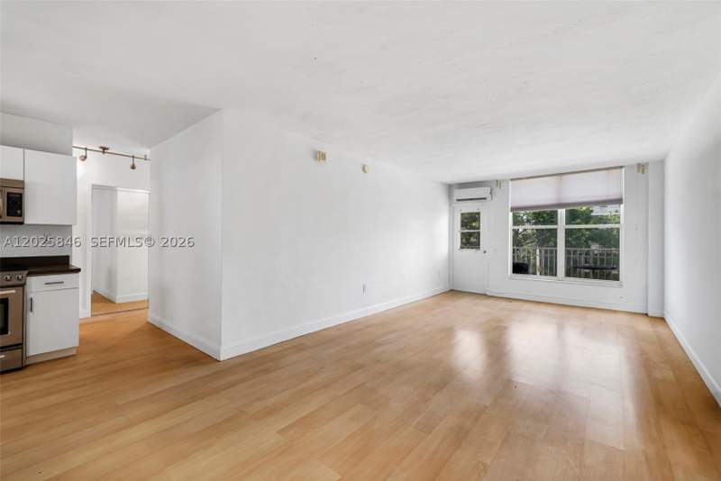 1 bedroom Condominium at 1300 Lincoln Rd B402, Lincoln Towers Condo, Miami Beach — photo 3