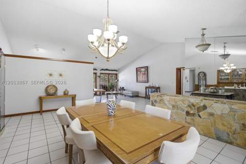 7200 N Oakmont Dr, Hialeah FL - photo 10 of 41