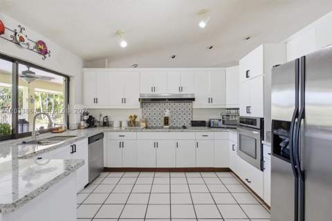 7200 N Oakmont Dr, Hialeah FL - photo 13 of 41