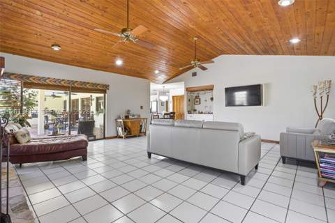 7200 N Oakmont Dr, Hialeah FL - photo 19 of 41