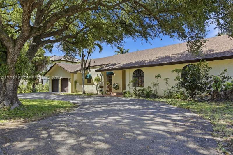 4 bedroom SingleFamilyResidence at 7200 N Oakmont Dr, Country Club Of Miami Est, Hialeah — photo 2