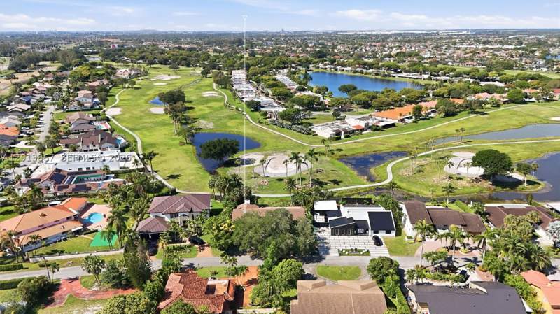 4 bedroom SingleFamilyResidence at 7200 N Oakmont Dr, Country Club Of Miami Est, Hialeah — photo 5
