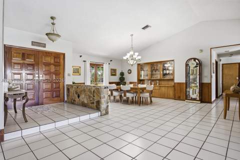 7200 N Oakmont Dr, Hialeah FL - photo 8 of 41