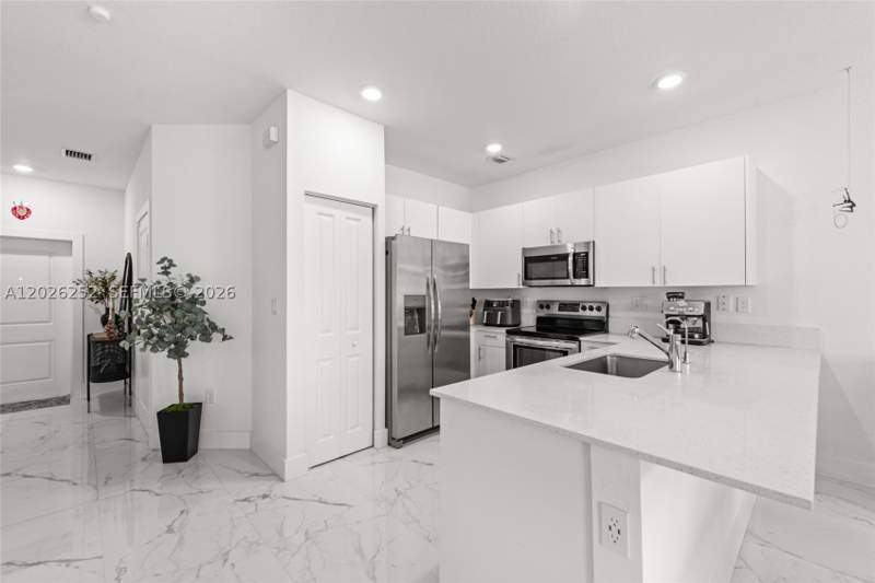 4 bedroom Townhouse at 577 NW 204th St, Vista Lago, Miami Gardens — photo 2
