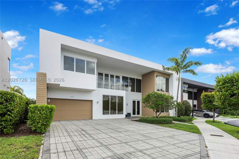 5 bedroom SingleFamilyResidence at 7441 NW 102nd Ct, Doral Commons Residential, Doral — photo 2