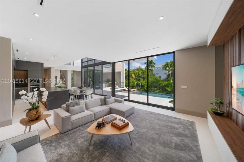 5 bedroom SingleFamilyResidence at 571 Glenridge Rd, Tropical Isle Homes Sub, Key Biscayne — photo 4