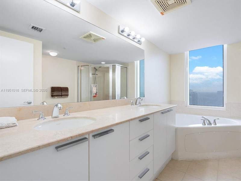 2 bedroom Condominium at 16699 Collins Avenue 3407, La Perla Condo, Sunny Isles Beach — photo 4