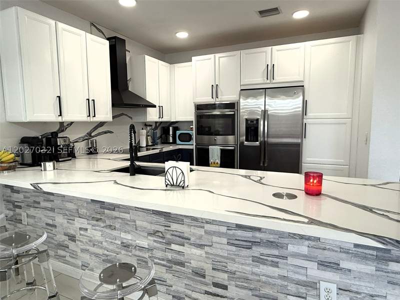 3 bedroom SingleFamilyResidence at 10060 NW 86th Ter, Isles At Grand Bay, Doral — photo 3