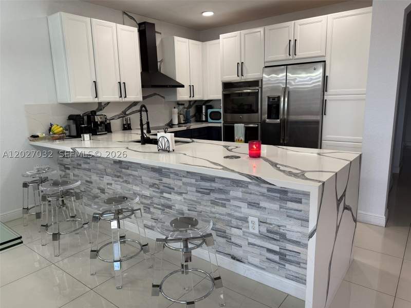 3 bedroom SingleFamilyResidence at 10060 NW 86th Ter, Isles At Grand Bay, Doral — photo 4